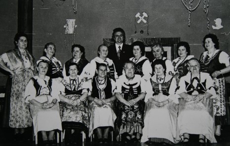 Zdjęcie grupowe kobiet ubranych w stroje ludowe wraz z jednym mężczyzną