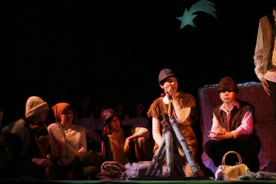 Aktorzy chłopcy siedzący na ziemi na scenie
