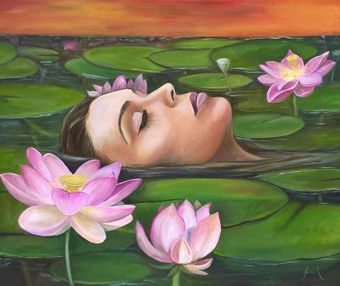 Na środku obrazu leży na wodzie kobieta, wokół niej pływają lilie wodne