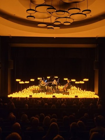 widok na muzyków na scenie