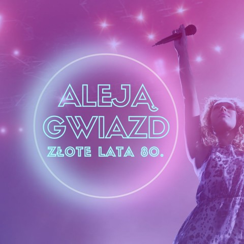 Aleją Gwiazd złote lata 80. Kobieta trzyma mikrofon w górze
