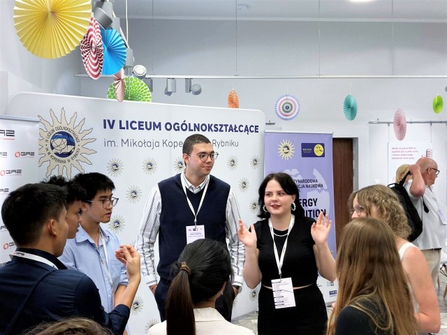 grupa młodych ludzie rozmawia