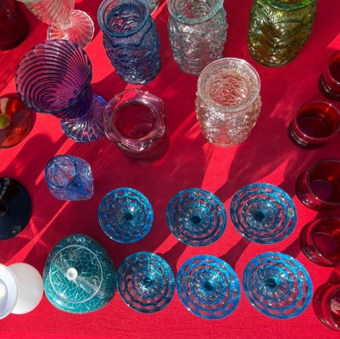 widok na przedmioty ze szkła (wazony, kieliszki) z góry