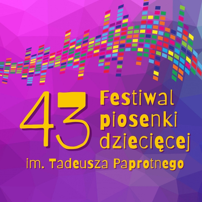Napis "43. Festiwal Piosenki Dziecięcej im. Tadeusza Paprotnego" na liliowym tle z kolorowymi, drobnymi kafelkami