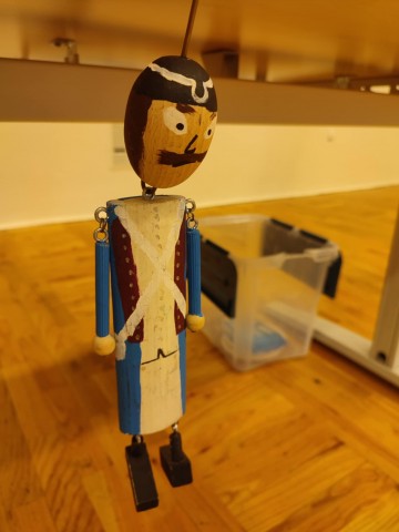 marionetka z bliska, prawdopodobnie to żołnierz