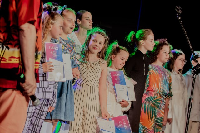 grupa dzieci podczas odbierania dyplomów