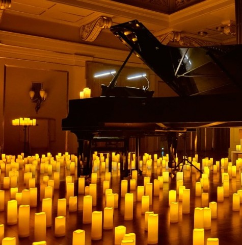 fortepian otoczony świecami