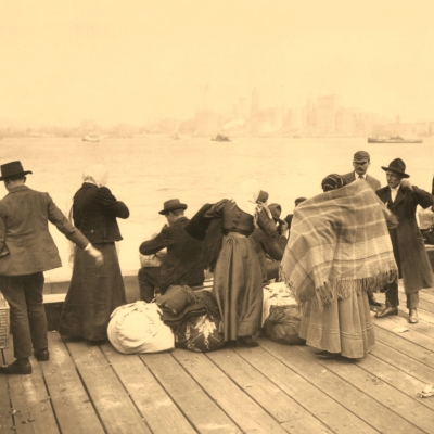 stare zdjęcie przedstawiające grupę emigrantów z ubiegłego wieku na pokładzie statku