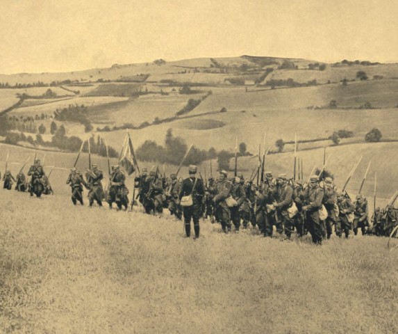 żołnierze na polu walki