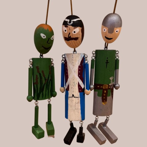 trzy marionetki pomalowane farbami, 