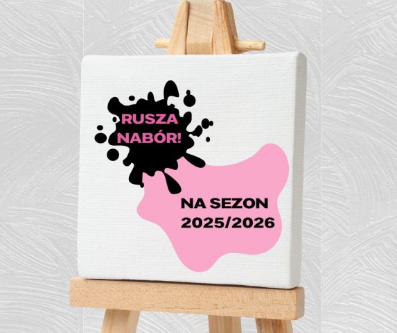 na sztaludze białe płótno a na nim dwa kleksy w które wpisano: rusza nabór i na sezon 2025/2026