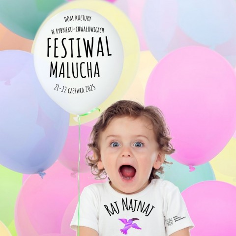 zaskoczony maluch z balonikiem na tle pastelowych balonów, na koszulce dziecka ptak i napis raj najnaj. Na balonie festiwal malucha