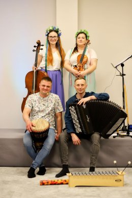 cztery osoby z instrumentami muzycznymi
