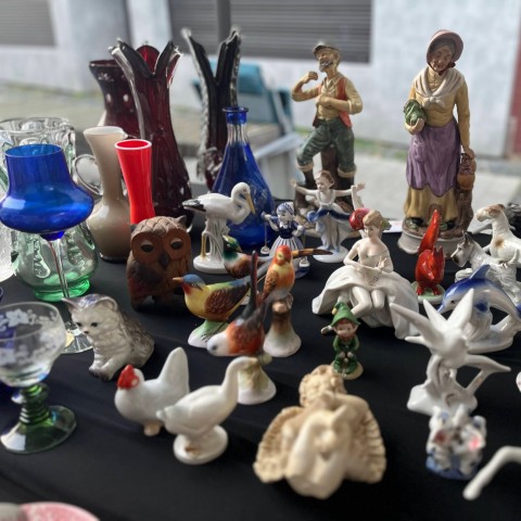 stanowisko z figurkami i wazonami na jarmarku staroci