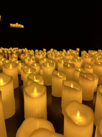 widok na elektryczne świece