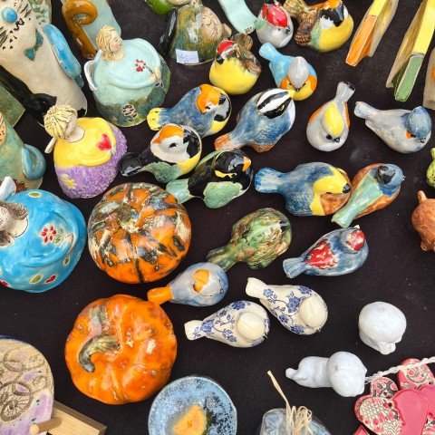 widok na figurki ceramiczne z góry