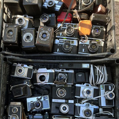 analogowe aparaty fotograficzne w koszu - widok z góry