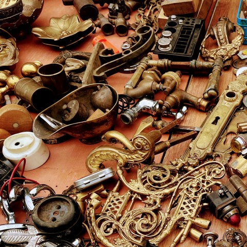 starocie na stosiku, elementy metalowe, gniazdka, fragmenty klamek itp.
