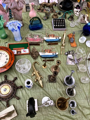 widok na stoisko ze starociami z góry, bibeloty, zegary i figurki