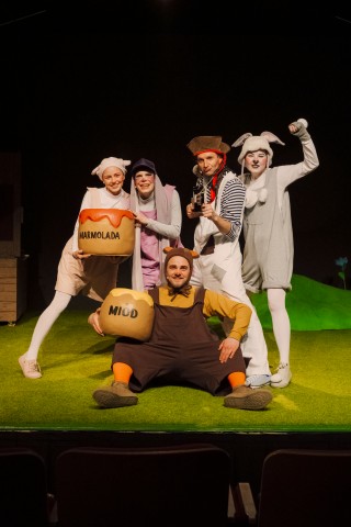 sytuacja sceniczna, aktorzy przebrani za zwierzątka, jeden trzyma miód