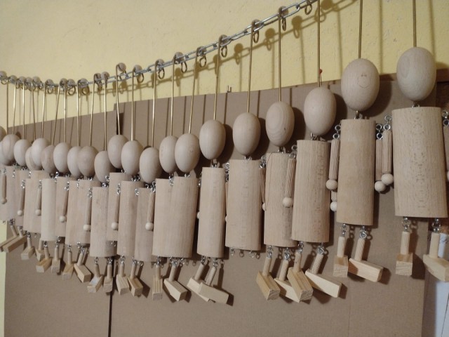 drewniane marionetki na sznurku