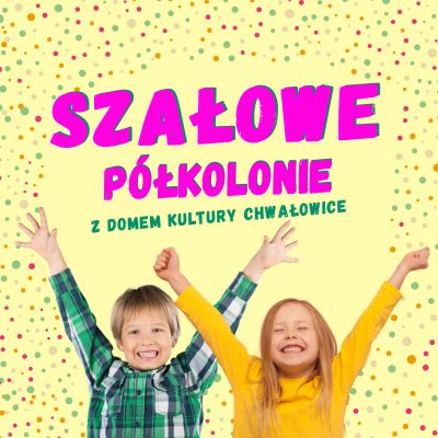dwoje uśmiechniętych dzieci z rękami w górze, szałowe półkolonie z domem kultury
