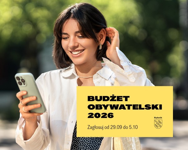 kobieta patrzy w telefon, uśmiecha się, zakłada włosy za ucho, budżet obywatelski 2026