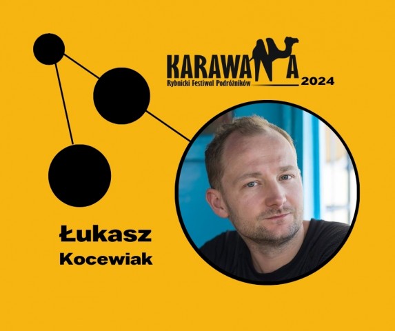 na żółtym tle czarne koła i linie, w największym kole zdjęcie mężczyzny, Łukasz Kocewiak