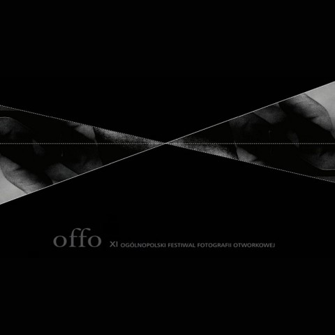 na czarny tle dwa przecinające się na czubkach trójkąty, offo XI Ogólnopolski Festiwal Fotografii Otworkowej
