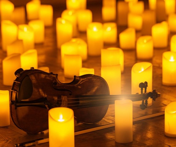 skrzypce w otoczeniu świec