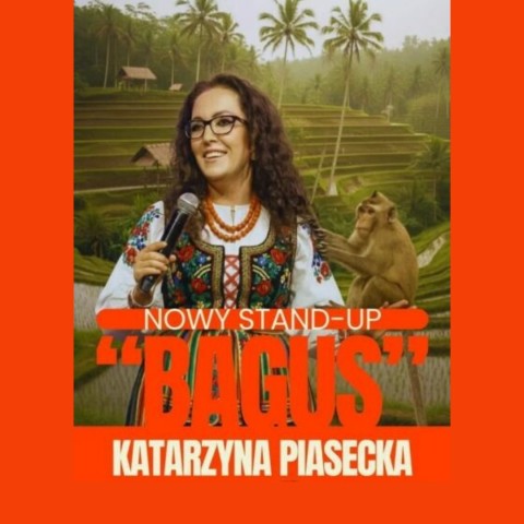 Nowy stand-up "Bogus" Katarzyna Piasecka, kobieta w stroju ludowym na tle egzotycznych górskich pól, dotyka jej przedrmienia małpa