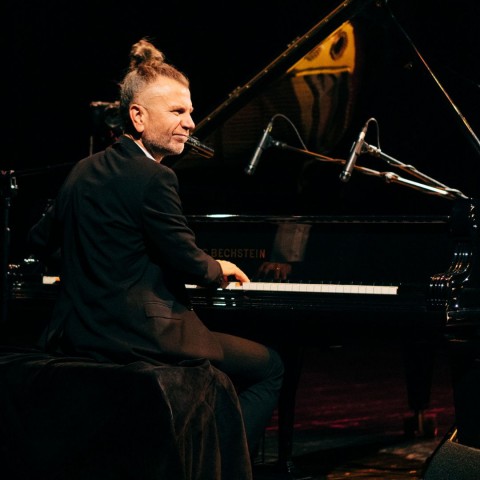 mężczyzna przy fortepianie