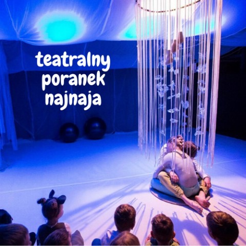 Aktorzy siedzący na scenie, w tle widać napis ,,Teatralny poranek najnaja"