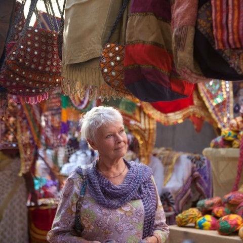 Starsza kobieta na orientalnym bazarze