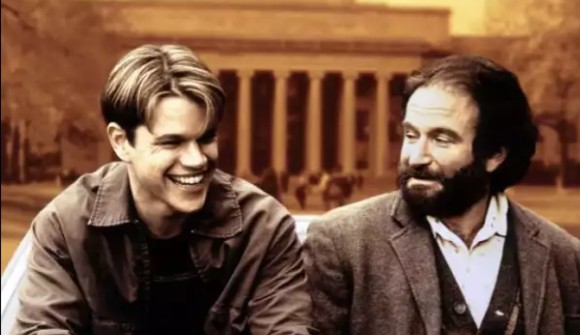 dwóch mężczyzn na tle budnku