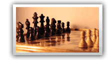 Zdjęcie przedstawia figury szachowe
