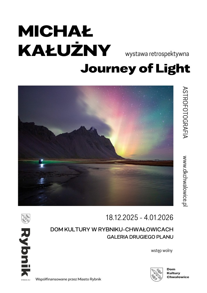 plakat do wystawy retrospektywnej Michała Kałużnego, w centralnej części zdjęcie zorzy.